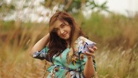 Selain kopi, bisnisnya tersebut juga menawarkan minuman kekinian lainnya dengan berbagai rasa. Salah satunya adalah minuman dengan rasa taro berwarna ungu cantik ini. Foto: Instagram @nafaurbach