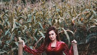 Kini, di usianya yang sudah masuk kepala empat tersebut seperti tidak membuat Nafa Urbach mengabaikan penampilannya. Foto: Instagram @nafaurbach