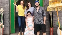 Bersama dengan anak dan mantan suami, ini adalah momen Nafa Urbach saat mampir ke restoran Teh Manis milik Tamara Bleszynski. Foto: Instagram @nafaurbach