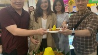 Peresmian gerai Kopi CLBK milik Nafa Urbach juga ditandai dengan pemotongan tumpeng. Ini pose Nafa Urbach dengan potongan tumpeng yang pertama. Foto: Instagram @nafaurbach
