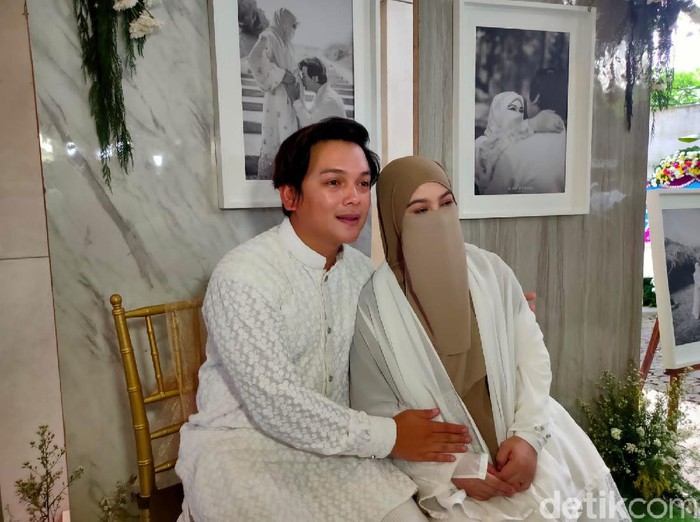 Natta Reza dan Wardah Maulina Wardah Maulina gelar tujuh bulanan