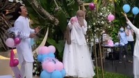 Ada satu balon hitam yang dipecahkan dan menunjukkan jawaban jenis kelamin calon bayi yang dikandung Wardah Maulina. Saat dipecahkan balon hitam besar itu mengeluarkan banyak balon kecil berwarna pink yang artinya Wardah Maulina mengandung anak perempuan. Foto: dok. Instagram Anisa Rahma