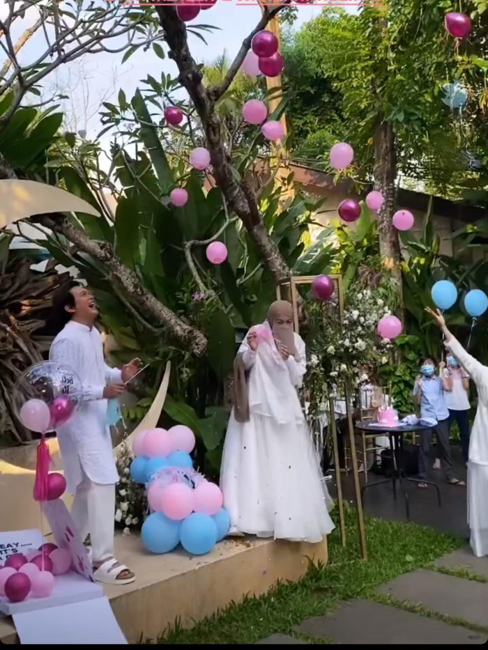 Natta Reza dan Wardah Maulina Wardah Maulina gelar tujuh bulanan