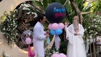Natta Reza dan Wardah Maulina memberikan balon biru untuk mereka yang menebak jenis kelamin laki-laki dan pink untuk yang menebak jenis kelamin perempuan. Foto: dok. Instagram Story Anisa Rahma