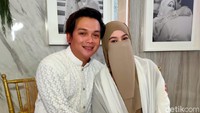 Suasana serba putih menjadi dresscode tujuh bulanan Wardah Maulina. Natta Reza dan Wardah pun terlihat selalu tersenyum. Foto: Hanif/detikHOT