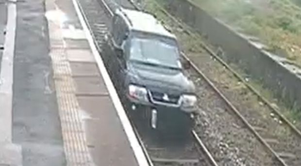 Pajero melintas di atas rel Pajero melintas di atas rel