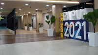 Jalur menuju konter check-in Bandara Sentani Jayapura setelah pemeriksaan dokumen kesehatan syarat perjalanan udara.