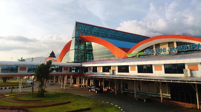 Menyambut PON XX Papua, Bandara Sentani Jayapura kini memiliki wajah yang lebih segar dan cantik. Ini Penampakannya.