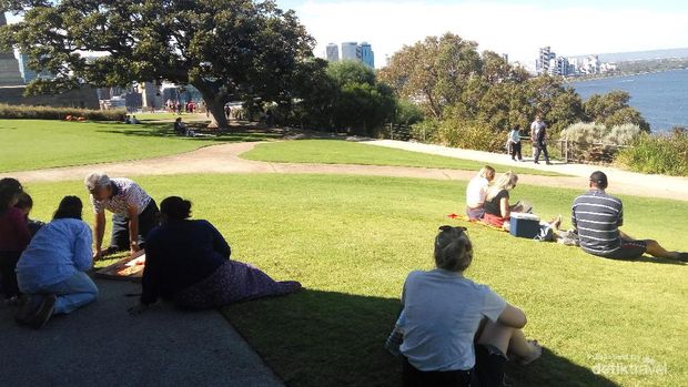 Panorama Perth dari Kings Park dan Pesona Monumen State War Gemerlap Kota Perth malam hari dari bukit Kings Park.