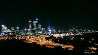 Spot foto di tepi bukit Kings Park berlatar belakang panorama Kota Perth dan Swan River.