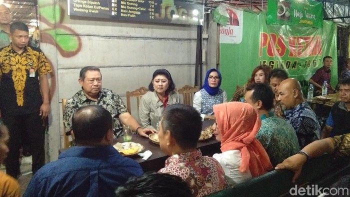 Presiden Jokowi dan Ganjar Pranowo Hobi Makan di Angkringan