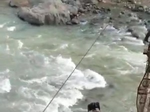 Dramatis! Ibu-Anak Jatuh dari Jembatan Saat Naik Motor di Lebak