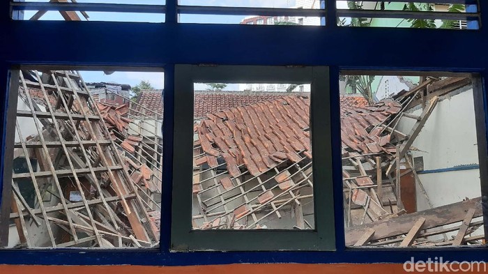 Penampakan Dua Ruangan SD di Kota Bogor yang Ambruk Dua kelas di SDN Otista, Kota Bogor, tiba-tiba ambruk. Begini potretnya.