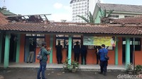 Sekolah ini berada di jalur Sistem Satu Arah (SSA) Kota Bogor, tepatnya di Jalan Otista yang mengarah langsung ke kantor Wali Kota Bogor, Jalan Ir Juanda. Lokasi sekolah juga hanya beberapa meter dari Tugu Kujang dan Kebun Raya Bogor.