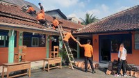 Petugas BPBD Kota Bogor datang ke lokasi kejadian. Mereka menyingkirkan material atap kelas yang ambruk, agar tidak membahayakan.