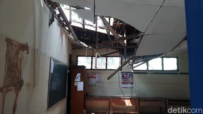 Penampakan Dua Ruangan SD di Kota Bogor yang Ambruk Dua kelas di SDN Otista, Kota Bogor, tiba-tiba ambruk. Begini potretnya.
