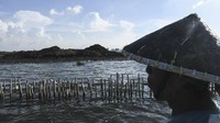 Sementara itu, usai menghentikan sementara proyek reklamasi, pemerintah setempat mengimbau pengembang untuk meyelesaikan masalah izin terkait lingkungan dan dampak sosial.
