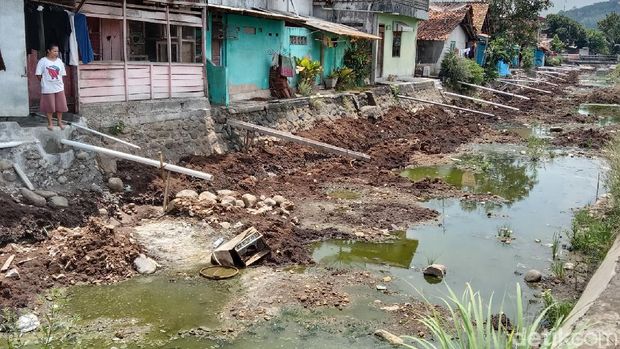 Penampakan proyek revitalisasi Sungai Kedung Putri Purworejo, Kamis (16/9/2021)