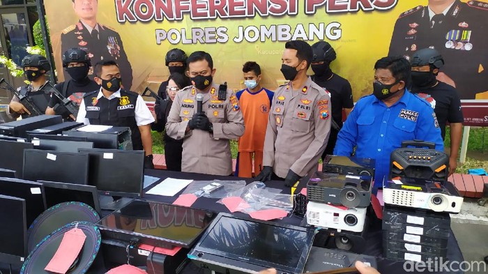 Pembobol 23 sekolah di Jombang diringkus polisi. Kaki kanan tersangka ditembak petugas karena melawan dan berusaha kabur saat ditangkap.