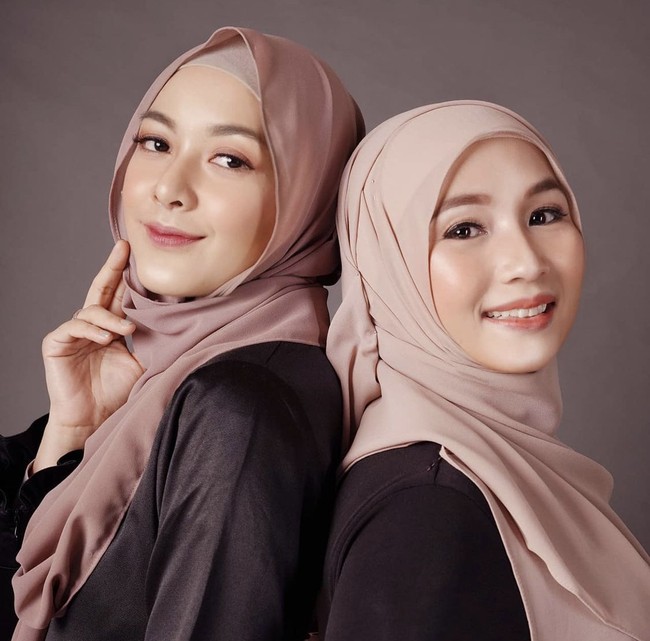  Di penghujung wawancara, Fatimah memberikan pesan bagi kamu yang ingin memulai sukses dalam menjalani usaha. Berbagi kepada sesama. Saya merasa yakin kepada kebaikan banyak orang, maka Allah akan memberikan kita kebaikan sebanyak-banyaknya, tutupnya. Foto: Dok. Instagram @fatimahazzahrabatris.