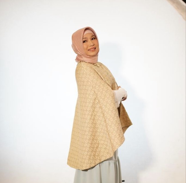 Fatimah mengatakan kebetulan dulu dia tinggal berdekatan dengan warnet. Sehingga bisa dengan mudah main ke warnet untuk mencari tahu pengobatan yang bisa dilakukan dari tanaman di sekitar. Awal yang langsung booming itu virgin coconut oil, itu ku bikin sendiri. Dan dijual laku banyak, modal awalnya tidak ada. Karena kalau ada yang pesan baru saya buatkan (pre order), kenang wanita yang juga pernah menjadi pengajar private dari rumah ke rumah itu. Foto: Dok. Instagram @fatimahazzahrabatris.