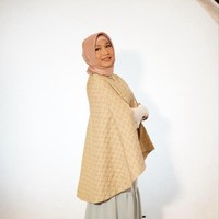 Fatimah mengatakan kebetulan dulu dia tinggal berdekatan dengan warnet. Sehingga bisa dengan mudah main ke warnet untuk mencari tahu pengobatan yang bisa dilakukan dari tanaman di sekitar. Awal yang langsung booming itu virgin coconut oil, itu ku bikin sendiri. Dan dijual laku banyak, modal awalnya tidak ada. Karena kalau ada yang pesan baru saya buatkan (pre order), kenang wanita yang juga pernah menjadi pengajar private dari rumah ke rumah itu. Foto: Dok. Instagram @fatimahazzahrabatris.