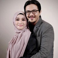 Ketika Fatimah menderita suatu penyakit dan kondisi keuangan yang sangat sulit, dia berpikir bagaimana agar bisa mendapatkan penghasilan tambahan. Dia kemudian belajar tentang ramuan herbal. Pada saat itu kondisi ekonomi sangat sulit, jadi saya berpikir apa yang bisa saya lakukan? Saya banyak belajar tentang herbal, yang kebetulan di sebelah kontrakan saya, tuturnya. Foto: Dok. Instagram @fatimahazzahrabatris.