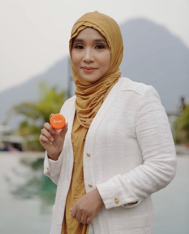 Fatimah mendirikan brand yang menjual racikan serba herbal. Tak tanggung-tanggung sebelum pandemi, bisnisnya tersebut sudah menghasilkan Rp 25 Miliar. Dari Rp 0 setiap tahun lonjakannya naik terus. Tahun ke-5 sudah Rp 1 Miliar, tahun ke-9 sudah Rp 25 Miliar. Aku dari herbal dan skin care. Semenjak pandemi terkena dampaknya tidak seperti sebelum pandemi, ucap Fatimah. Foto: Dok. Instagram @fatimahazzahrabatris.