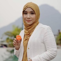 Fatimah mendirikan brand yang menjual racikan serba herbal. Tak tanggung-tanggung sebelum pandemi, bisnisnya tersebut sudah menghasilkan Rp 25 Miliar. Dari Rp 0 setiap tahun lonjakannya naik terus. Tahun ke-5 sudah Rp 1 Miliar, tahun ke-9 sudah Rp 25 Miliar. Aku dari herbal dan skin care. Semenjak pandemi terkena dampaknya tidak seperti sebelum pandemi, ucap Fatimah. Foto: Dok. Instagram @fatimahazzahrabatris.