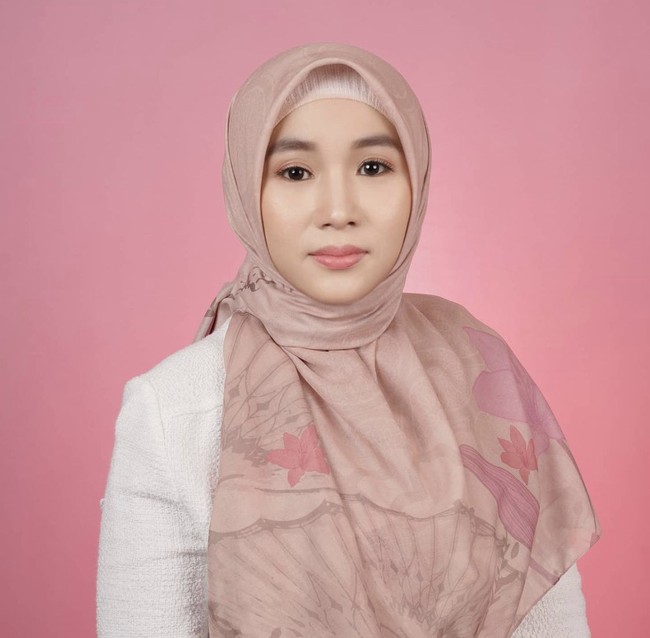 Fatimah sukses menjadi pengusaha hijab dan produk kecantikan ini setelah mengalami jatuh bangun dalam hidup. Fatimah menjual berbagai kebutuhan fashion muslim, seperti mukena, hijab dan tas. Selain itu dia juga berbisnis produk herbal yang multi fungsi. Di balik kisah suksesnya, ia pernah melalui perjalanan hidup yang sulit. Mulai dari tidur beralaskan kardus dan berbuka puasa dengan air mentah. Dalam kondisi tersebut tak membuat wanita asal Lebak, Banten itu menyerah. Foto: Dok. Instagram @fatimahazzahrabatris.