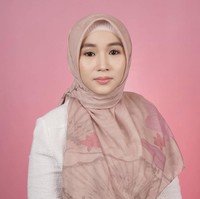 Fatimah sukses menjadi pengusaha hijab dan produk kecantikan ini setelah mengalami jatuh bangun dalam hidup. Fatimah menjual berbagai kebutuhan fashion muslim, seperti mukena, hijab dan tas. Selain itu dia juga berbisnis produk herbal yang multi fungsi. Di balik kisah suksesnya, ia pernah melalui perjalanan hidup yang sulit. Mulai dari tidur beralaskan kardus dan berbuka puasa dengan air mentah. Dalam kondisi tersebut tak membuat wanita asal Lebak, Banten itu menyerah. Foto: Dok. Instagram @fatimahazzahrabatris.