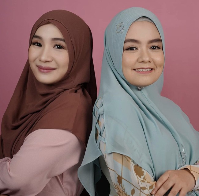 Fatimah yang merupakan anak yatim enam bersaudara, sekolah dan lulus di panti asuhan. Sebelum menikah, Fatimah mencari jati diri, mencari kerja dan hidup beberapa bulan di jalanan. Wanita yang berhijab syari ini mengungkapkan kisah sedihnya, saat ia pernah memakan ikan bekas kucing. Saat itu ia masih remaja berada di pesantren. Saya puasa, karena saya tidak mempunyai sesuatu yang tidak bisa di makan. Saya berpuasa berhari-hari, setiap berbuka minumnya air mentah, katanya. Foto: Dok. Instagram @fatimahazzahrabatris.