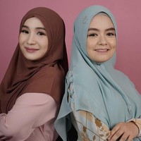 Fatimah yang merupakan anak yatim enam bersaudara, sekolah dan lulus di panti asuhan. Sebelum menikah, Fatimah mencari jati diri, mencari kerja dan hidup beberapa bulan di jalanan. Wanita yang berhijab syari ini mengungkapkan kisah sedihnya, saat ia pernah memakan ikan bekas kucing. Saat itu ia masih remaja berada di pesantren. Saya puasa, karena saya tidak mempunyai sesuatu yang tidak bisa di makan. Saya berpuasa berhari-hari, setiap berbuka minumnya air mentah, katanya. Foto: Dok. Instagram @fatimahazzahrabatris.