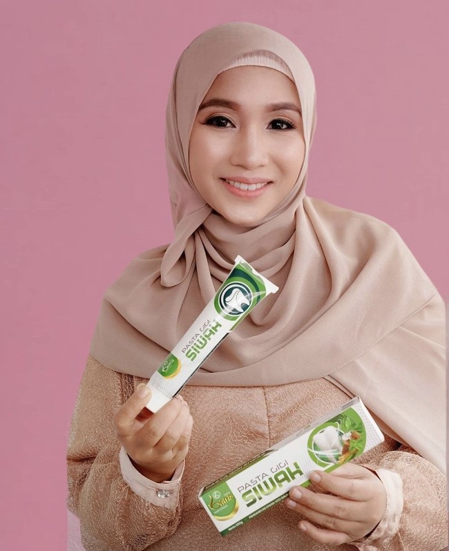 Bahkan kini dari bisnisnya ia berhasil mendapat omzet miliaran. Fatimah Az Zahra menceritakan awal mula terjun ke dunia bisnis. Kalau bisnis ini awalnya dari saya sakit sekitar tahun 2010. Saat itu ketika saya sakit pemeriksaan masih minim dan saya mengalami pendarahan di rahim. Saat itu saya sudah punya tiga anak, kata Fatimah Az Zahra diprogram acara Kopi Viral Transtv. Foto: Dok. Instagram @fatimahazzahrabatris.