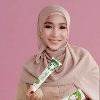 Bahkan kini dari bisnisnya ia berhasil mendapat omzet miliaran. Fatimah Az Zahra menceritakan awal mula terjun ke dunia bisnis. Kalau bisnis ini awalnya dari saya sakit sekitar tahun 2010. Saat itu ketika saya sakit pemeriksaan masih minim dan saya mengalami pendarahan di rahim. Saat itu saya sudah punya tiga anak, kata Fatimah Az Zahra diprogram acara Kopi Viral Transtv. Foto: Dok. Instagram @fatimahazzahrabatris.