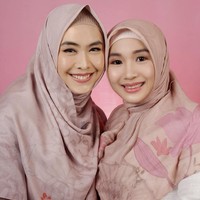 Saat hari ketika perutnya terasa perih, ia berdoa agar bisa mendapatkan makanan. Tiba-tiba ada kucing yang membawa ikan utuh dia kaget melihat saya dan langsung kabur. Ikannya besar lalu saya bakar, kenangnya sambil tertawa. Foto: Dok. Instagram @fatimahazzahrabatris.