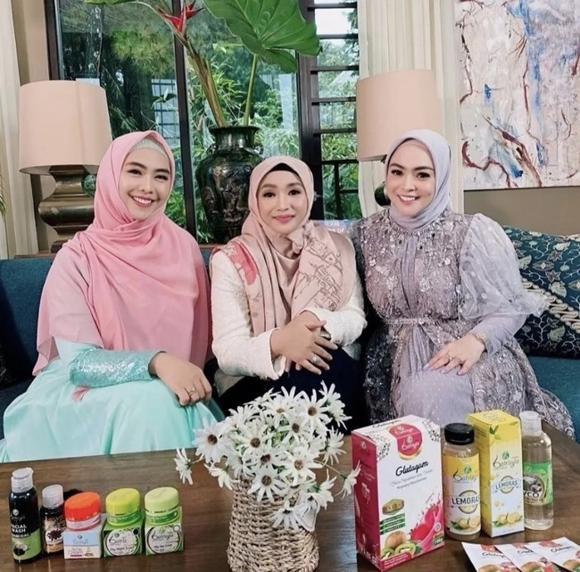 Hingga kini, Fatimah tak pernah melupakan pesantren yang dulu pernah menjadi tempat tinggalnya. Dia berusaha ikut memberikan keberkahan untuk pesantrennya. Melalui bisnisnya, ia sudah mengajak beberapa selebriti Tanah Air untuk menjadi brand ambassador produk kecantikannya. Mulai dari Olla Ramlan, Okky Setiana Dewi, Misye Siregar dan masih banyak lagi. Foto: Dok. Instagram @fatimahazzahrabatris.