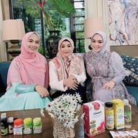 Hingga kini, Fatimah tak pernah melupakan pesantren yang dulu pernah menjadi tempat tinggalnya. Dia berusaha ikut memberikan keberkahan untuk pesantrennya. Melalui bisnisnya, ia sudah mengajak beberapa selebriti Tanah Air untuk menjadi brand ambassador produk kecantikannya. Mulai dari Olla Ramlan, Okky Setiana Dewi, Misye Siregar dan masih banyak lagi. Foto: Dok. Instagram @fatimahazzahrabatris.