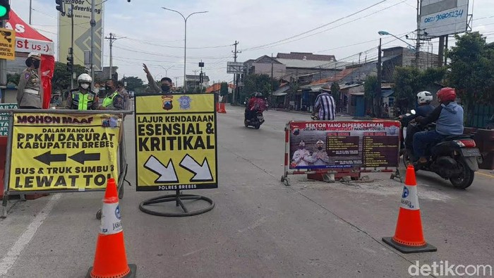Penyekatan kendaraan di Brebes, Kamis (16/9/2021).