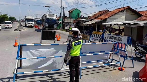 Penyekatan kendaraan di Brebes, Kamis (16/9/2021).