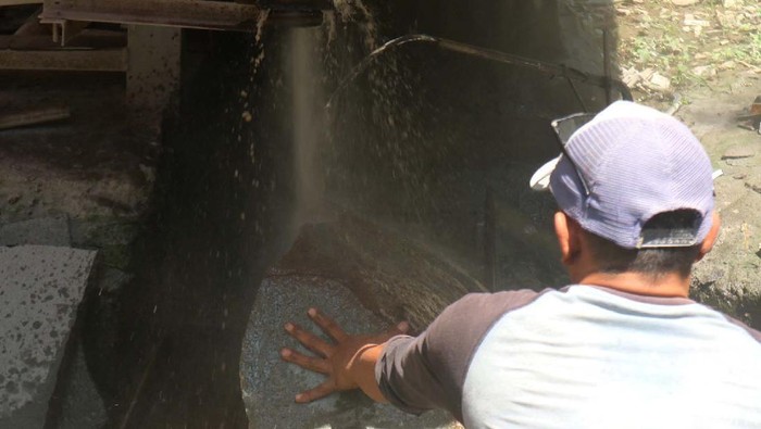 Perajin Cobek dari Lereng Muria Bertahan di Tengah Pandemi Desa Jurang, Kecamatan Gebog, Kabupaten Kudus, Jateng dikenal dengan sentra kerajinan cobek dari batu. Perajin cobek masih bertahan di tengah pandemi COVID-19.