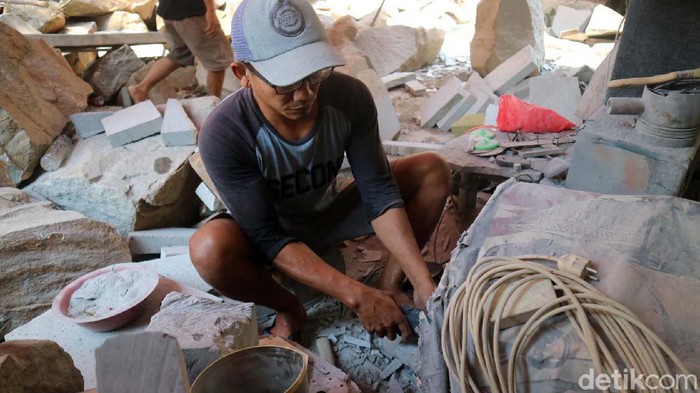 Perajin Cobek dari Lereng Muria Bertahan di Tengah Pandemi Desa Jurang, Kecamatan Gebog, Kabupaten Kudus, Jateng dikenal dengan sentra kerajinan cobek dari batu. Perajin cobek masih bertahan di tengah pandemi COVID-19.