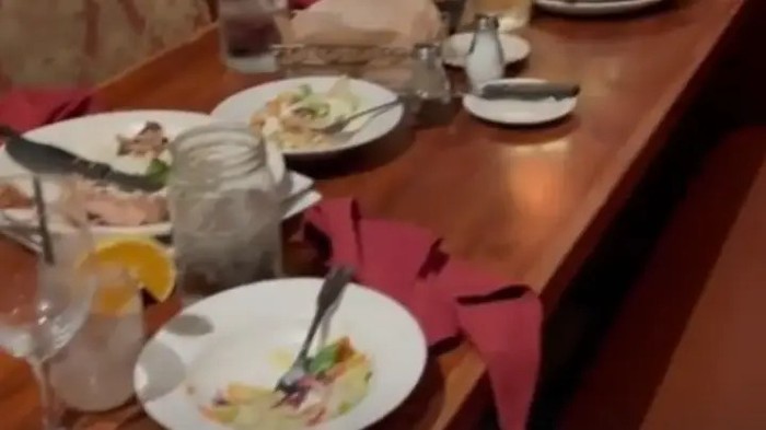 Perbedaan Generasi Muda dan Tua Saat Makan di Restoran Ini Picu Perdebatan Perbedaan Generasi Muda dan Tua Saat Makan di Restoran Ini Picu Perdebatan