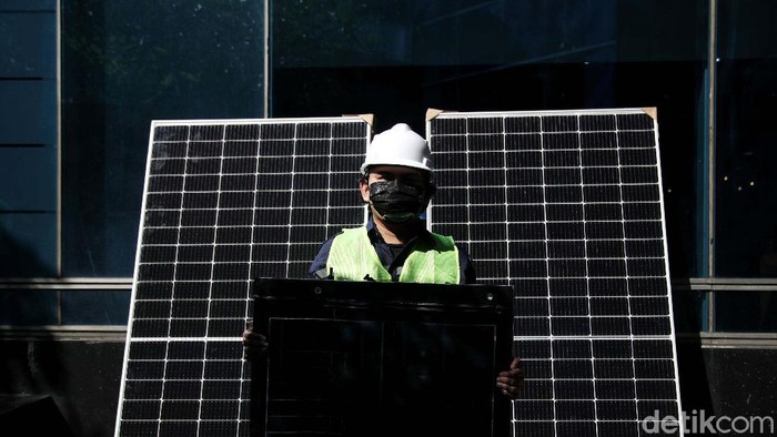 Petugas mengecek deretan panel surya di Gedung Smesco, Jaksel, Kamis (16/9). Menurut data Kementerian ESDM, penggunaan PLTS atap atau solaruv melonjak tajam.