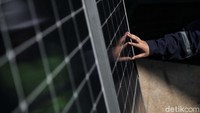 Dilansir dari website Kementerian ESDM, Direktur Aneka Energi Baru dan Energi Terbarukan Chrisnawan Anditya menegaskan produk modul fotovoltaik silikon kristalin wajib memenuhi SNI melalui pembubuhan tanda. 