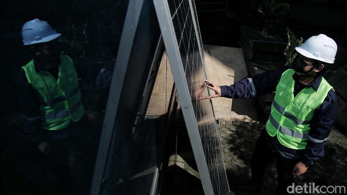 Permintaan Atap Panel Surya Terus Melonjak Petugas mengecek deretan panel surya di Gedung Smesco, Jaksel, Kamis (16/9). Menurut data Kementerian ESDM, penggunaan PLTS atap atau solaruv melonjak tajam.