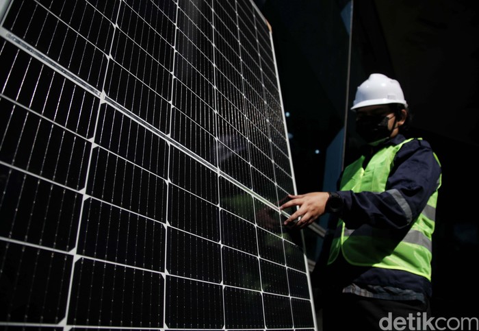 Petugas mengecek deretan panel surya di Gedung Smesco, Jaksel, Kamis (16/9). Menurut data Kementerian ESDM, penggunaan PLTS atap atau solaruv melonjak tajam.