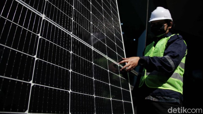Petugas mengecek deretan panel surya di Gedung Smesco, Jaksel, Kamis (16/9). Menurut data Kementerian ESDM, penggunaan PLTS atap atau solaruv melonjak tajam.