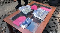 Polisi mengamankan sejumlah barang bukti termasuk sepeda motor.
