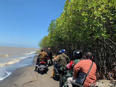 Petugas TNI-Polri harus menyusuri pantai untuk menjangkau warga